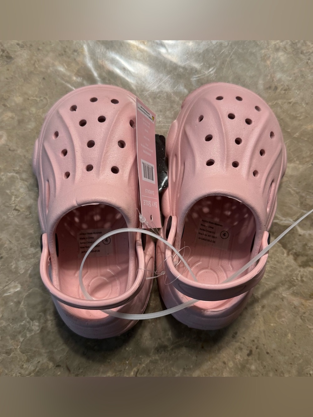 Toddler girl light pink clogs sandals size 4
New with tags
Brand is Sky Sole